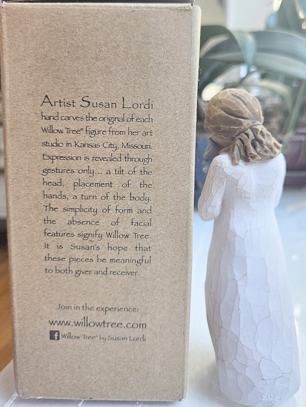 Willow Tree 2011 Figurine Forget Me Not Blue Flowers Bouquet Susan Lordi Demdaco - Picture 2 of 2